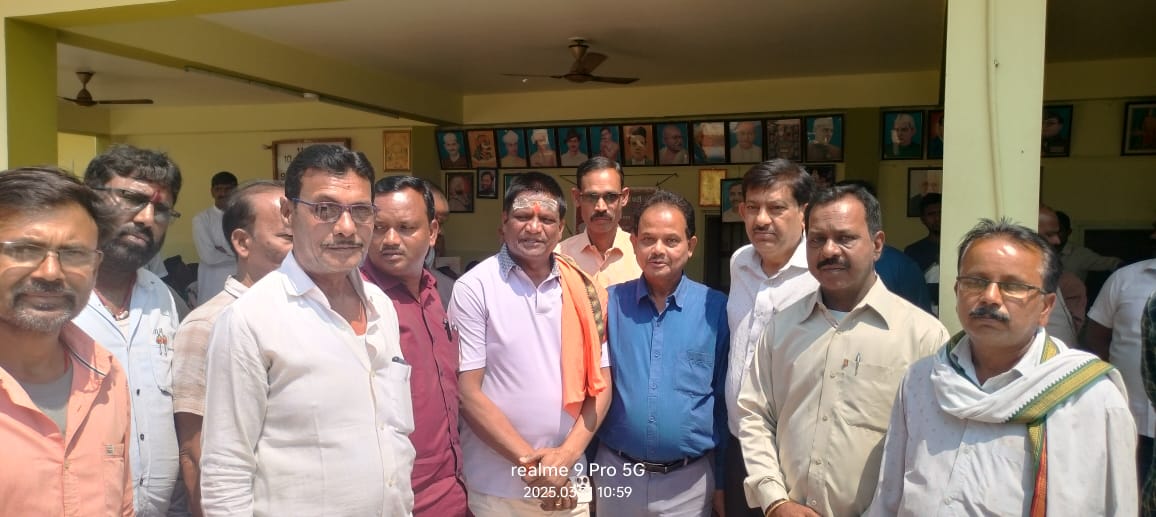 ग्रामीणों ने कतरी नदी की सफाई सहित अन्य मांगों को लेकर सांसद को सौंपा ज्ञापन