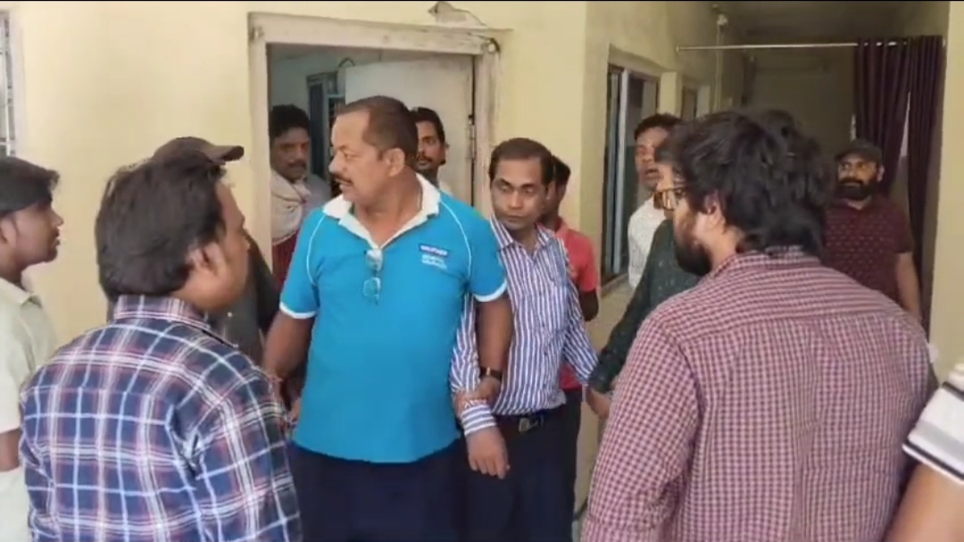 ECL घूसखोर पीएफ क्लर्क को सीबीआई टीम ने छापेमारी कर रिश्वत रकम 15 हजार लेते रंगे हाथ दबोचा