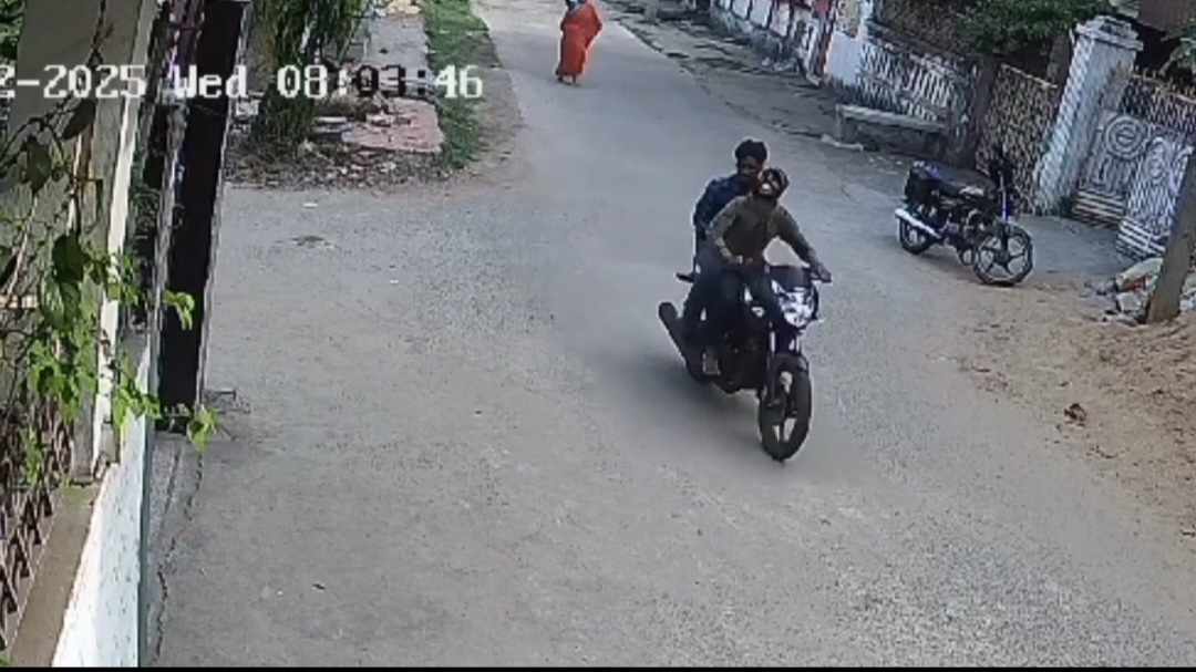धनबाद में बाइकर चेन स्नेचर गैंग का नही थम रहा आतंक, घटना सीसीटीवी कैमरे में हुआ कैद