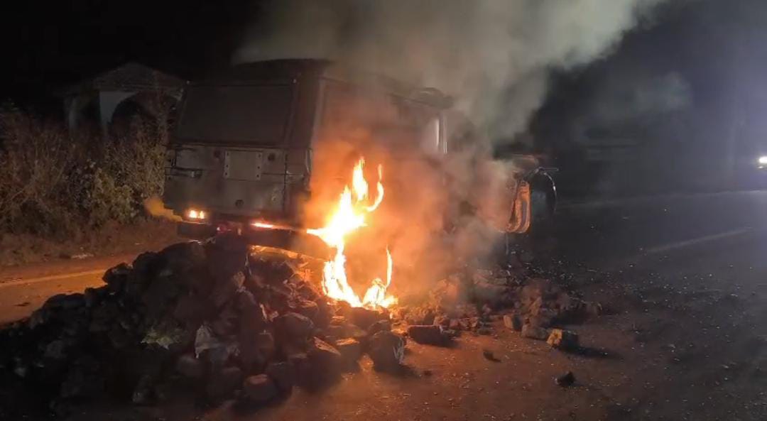 अवैध कोयला लदे बॉलरों में लोगों ने लगाई आग, तेतुलमारी थाना के सामने से आसानी से कैसे गुजरती है अवैध गाड़ियां।