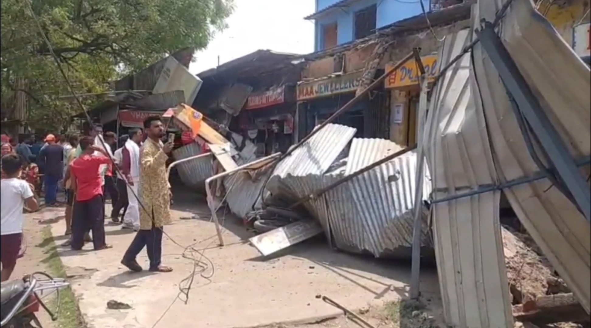 मार्केट का 6 दुकानों का गिरा छज्जा, बाल बचे लोग,टला बड़ा हादसा