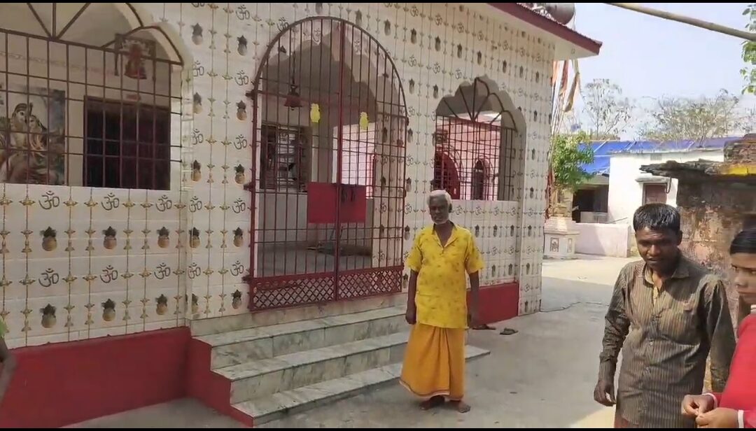 चोरो के मन मे नही है पुलिस व भगवान का भय,मंदिर में रखे दानपेटी से नकदी समेत बैटरा चोर ले भागे 