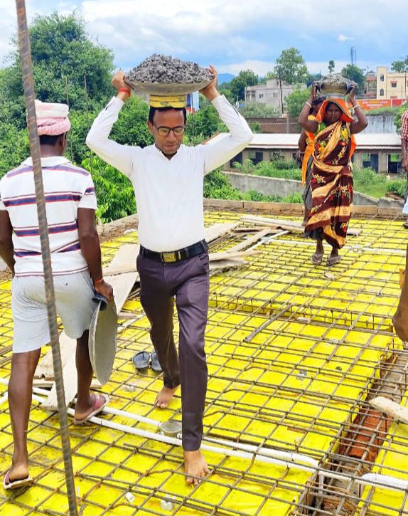 जमुआटाड़ में मुखिया के द्वारा ढलाई कार्य का शुभारंभ